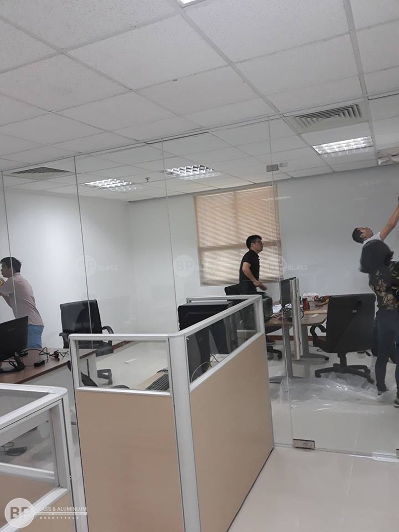 thi công lắp đặt vách ngăn văn phòng licogi 13